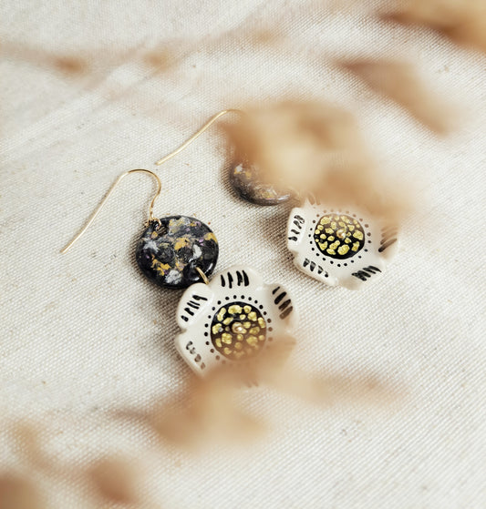 Boucles d'oreilles "Yepa II" fleurs graphiques pastels gras & argile noir blanc or peints à la main- plaqué or 18k