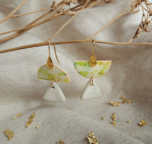 Boucles d'oreilles "Aponi" aquarelle & argile blanc vert pomme or- plaqué or 18k