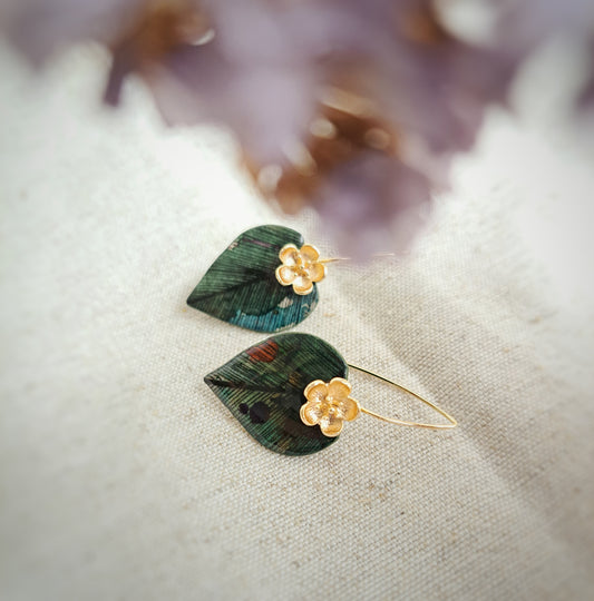 Boucles d'oreilles "Leaf" vert aquarelle -encre noire - plaqué or 18k