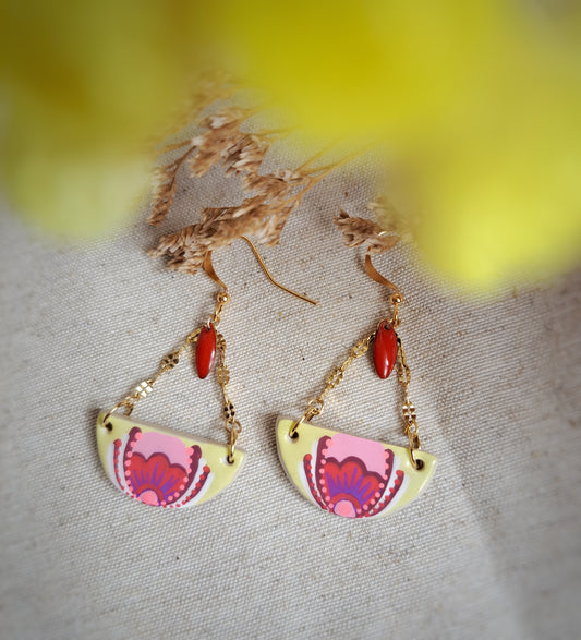 Boucles d'oreilles demi cercle "Folk II" argile/acrylique - rouge/jaune - plaqué or 18k