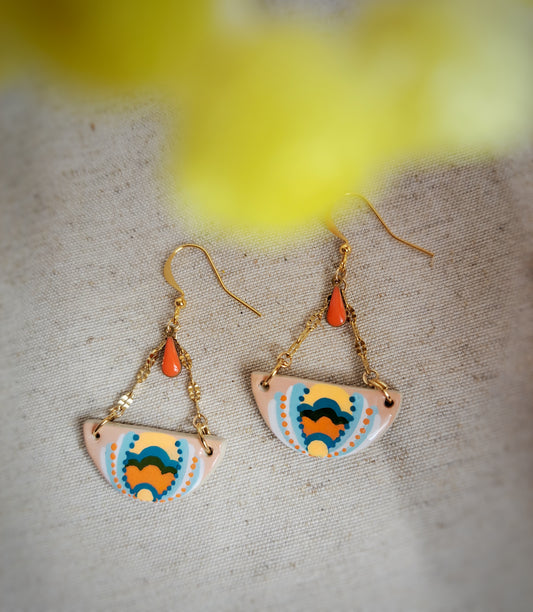 Boucles d'oreilles demi cercle "Folk III" argile/acrylique - orange/bleu - plaqué or 18k