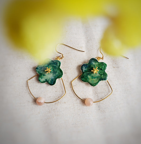 Boucles d'oreilles fleurs "SIMPLY" vert rose argile aquarelle - perle naturelle pierre de lune pêche - plaqué or 18k