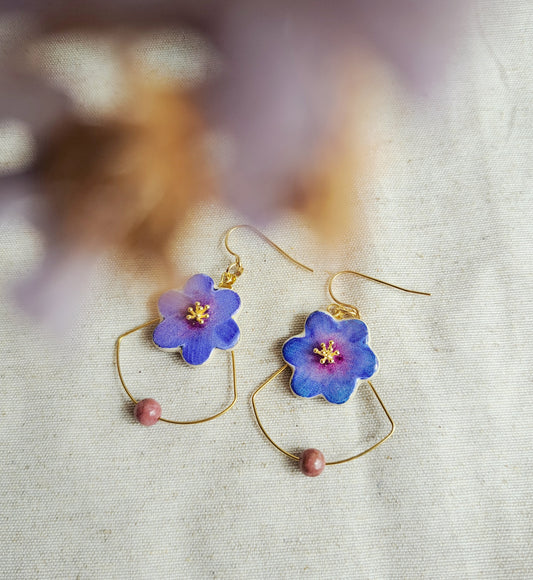 Boucles d'oreilles fleurs "SIMPLY III" bleu outremer pourpre argile aquarelle - perle naturelle Rhodonite - plaqué or 18k