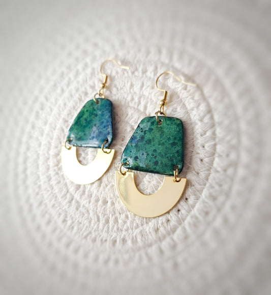 Boucles d'oreilles géométriques bleu vert aquarelle - demi cercle plaqué or 18k