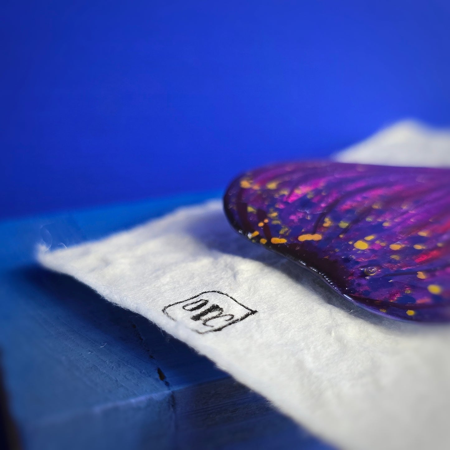 Broche "Figue Arty" violet, rose, vert - encre, acrylique