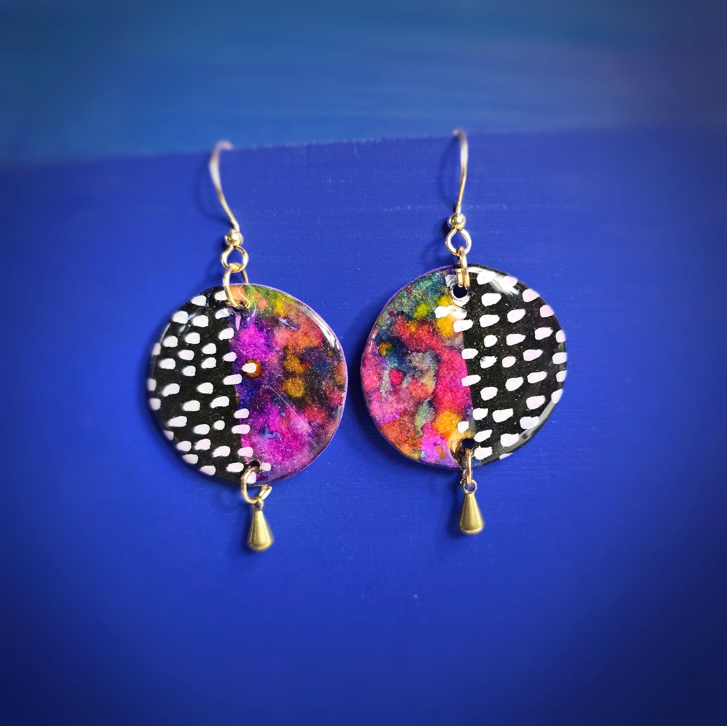 Boucles d'oreilles "Art" violet, rose, noir, blanc - aquarelle/acrylique - plaquage or 18k