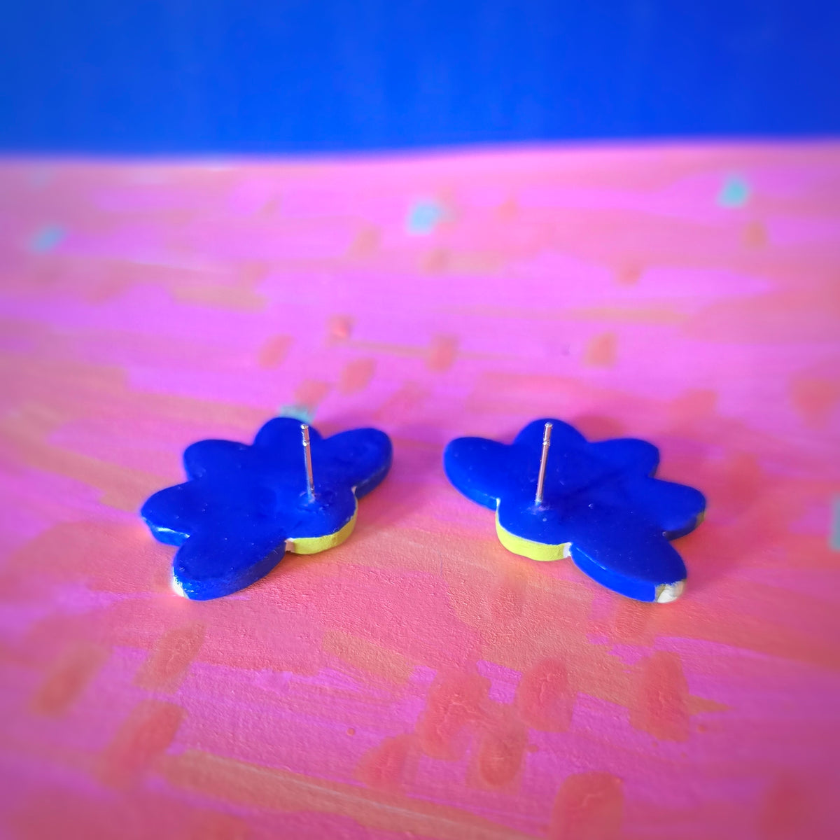 Boucles puces d'oreilles demies fleurs bleues