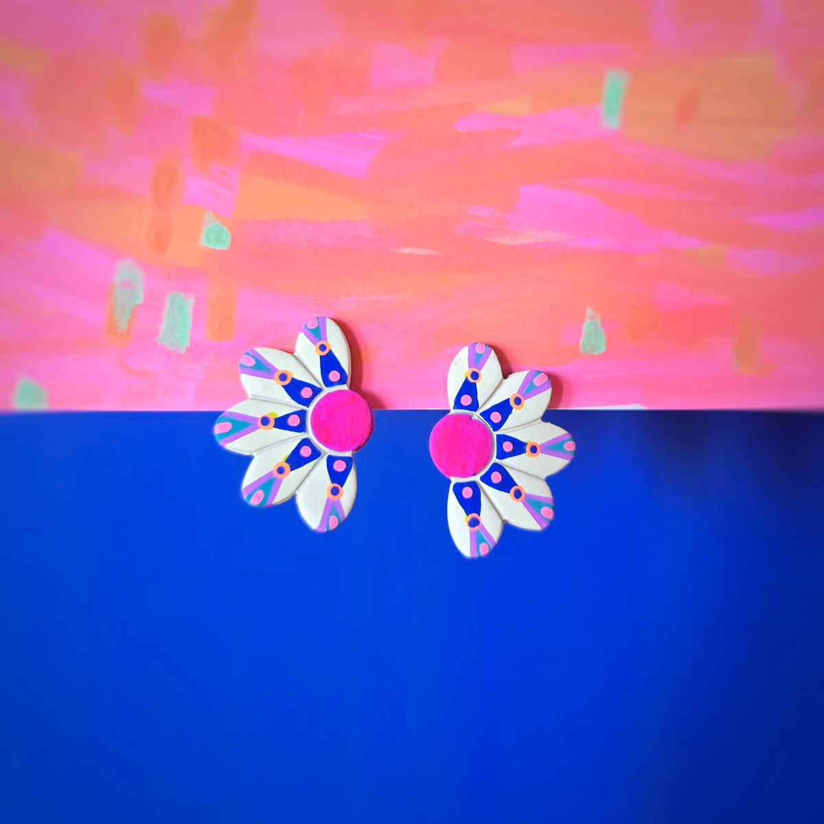 Clip d'oreilles demies fleurs rose fluo blanc