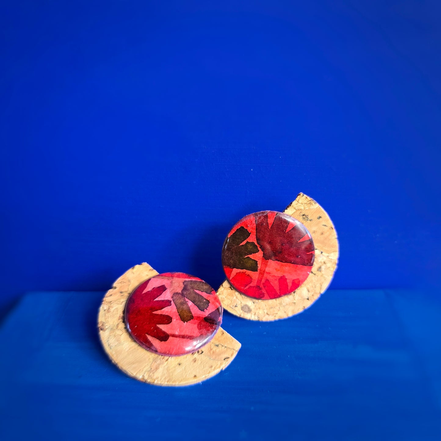 Puces d'oreilles "Empreinte" rouge- Aquarelle & liège