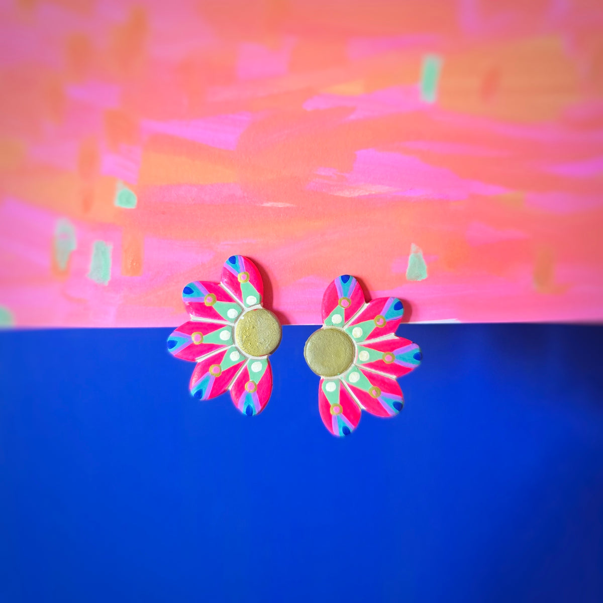 Clip d'oreilles demies fleurs rose fluo