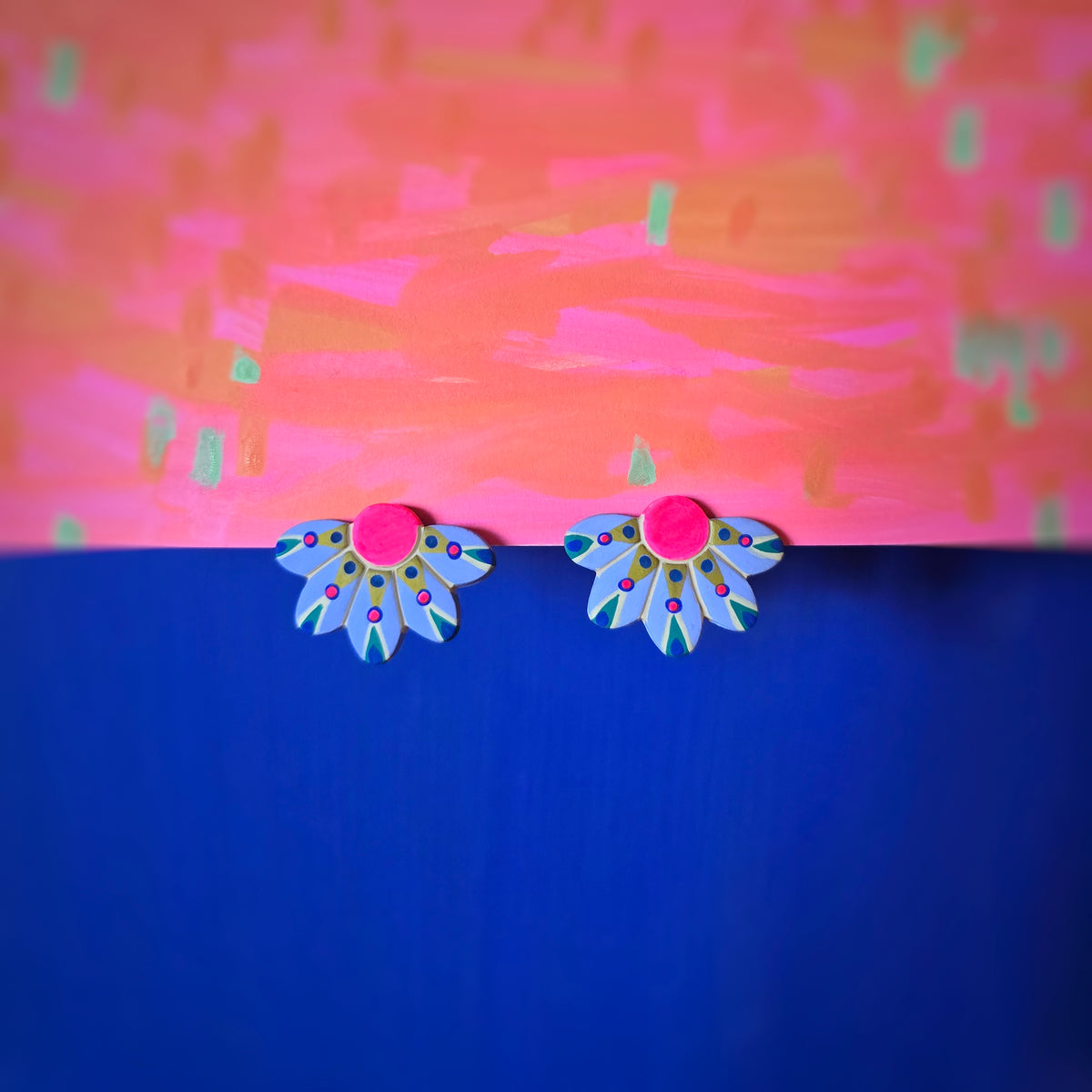 Boucles puces d'oreilles demies fleurs parme