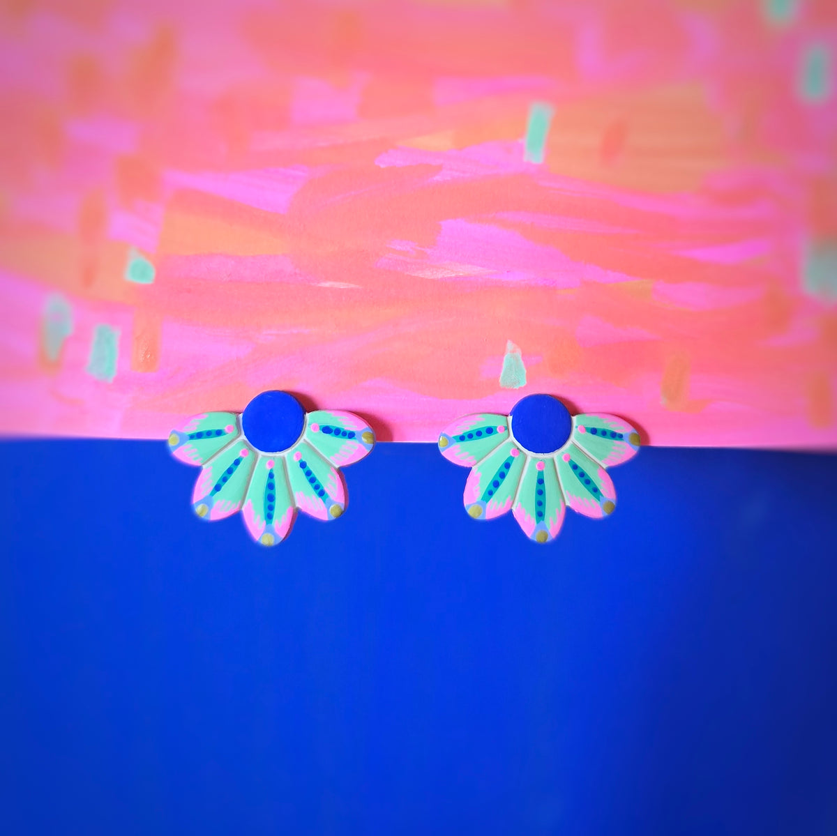 Boucles puces d'oreilles demies fleurs vert d'eau