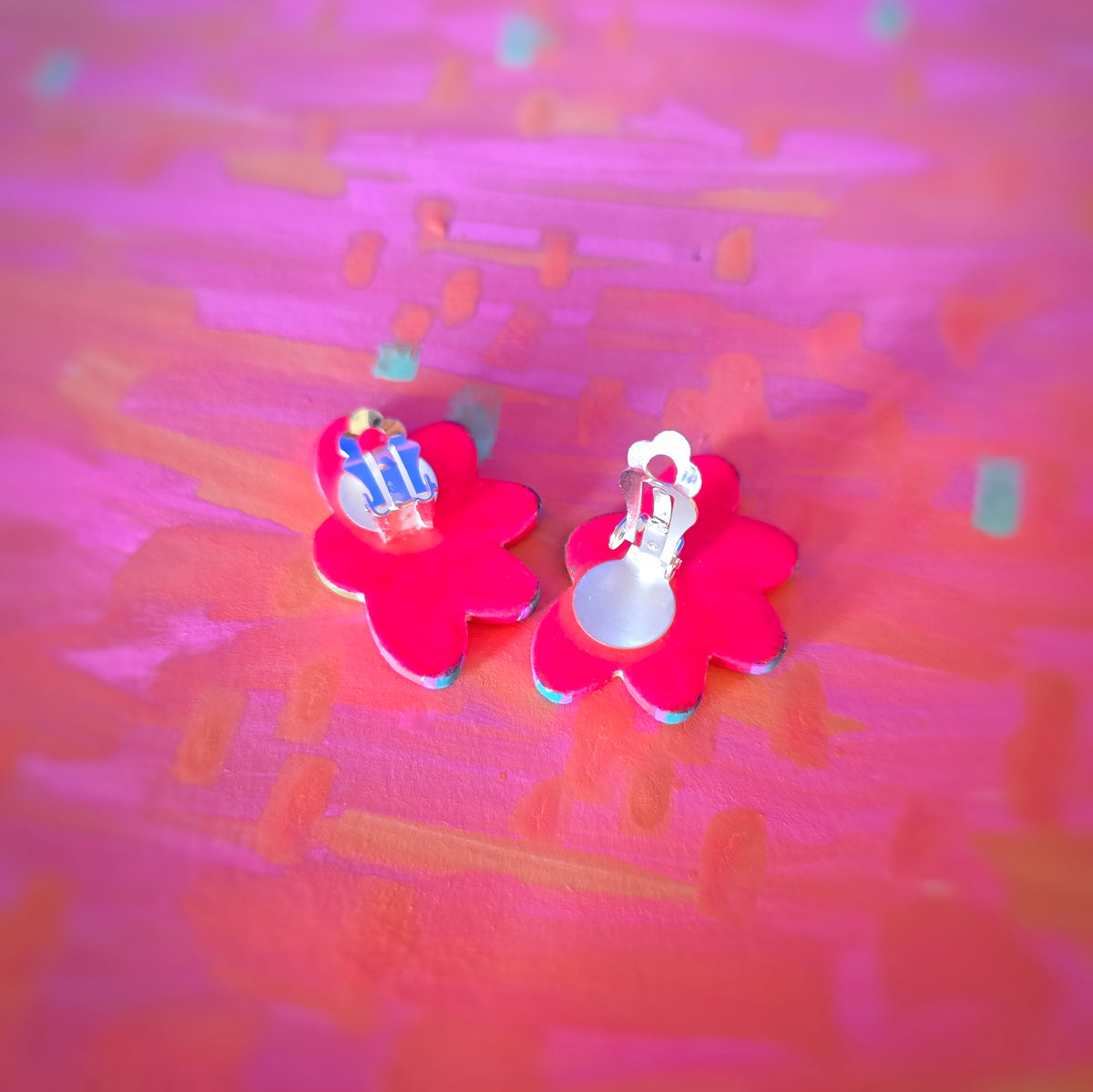 Clip d'oreilles demies fleurs rose fluo