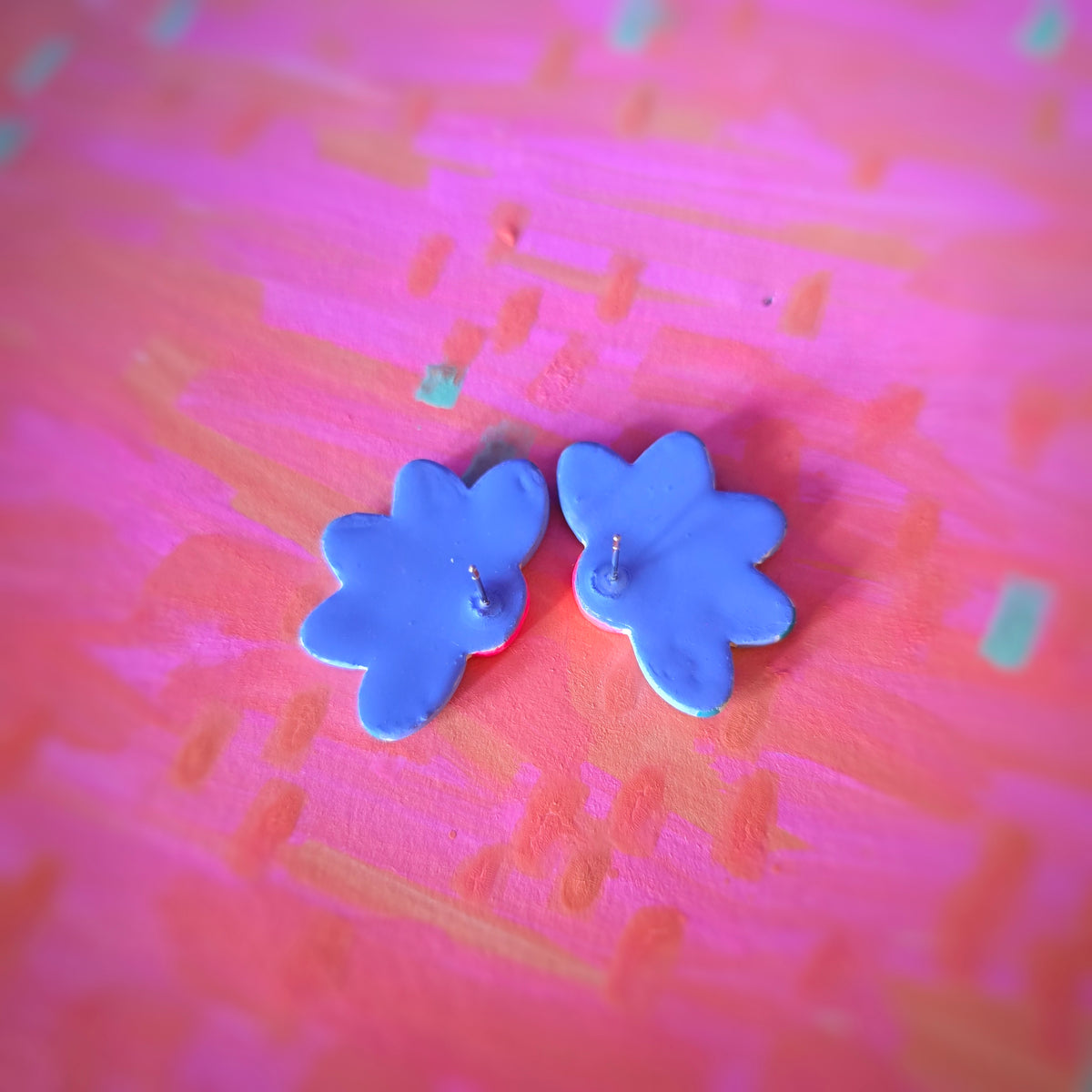 Boucles puces d'oreilles demies fleurs parme