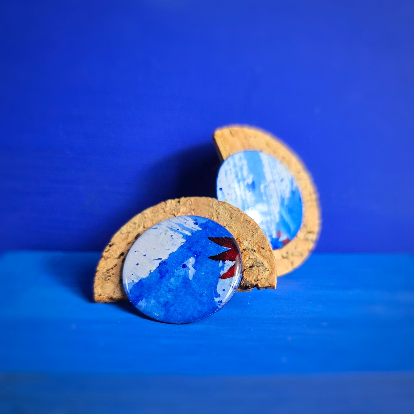 Puces d'oreilles "Empreinte II" Bleu outremer, bordeaux - Aquarelle & Liège