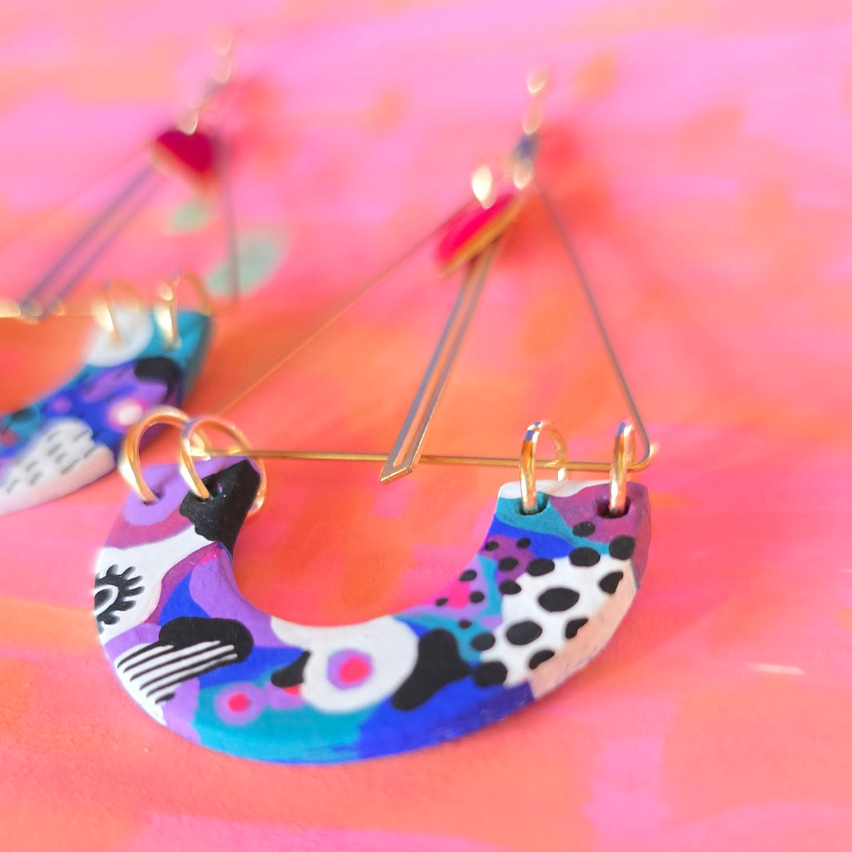 Boucles d'oreilles pendantes violette