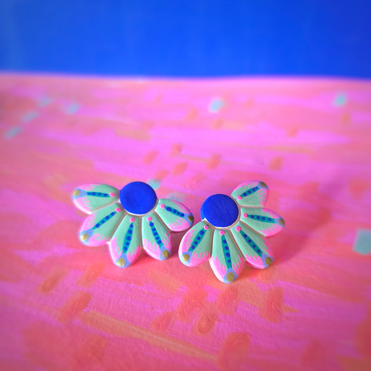 Boucles puces d'oreilles demies fleurs vert d'eau