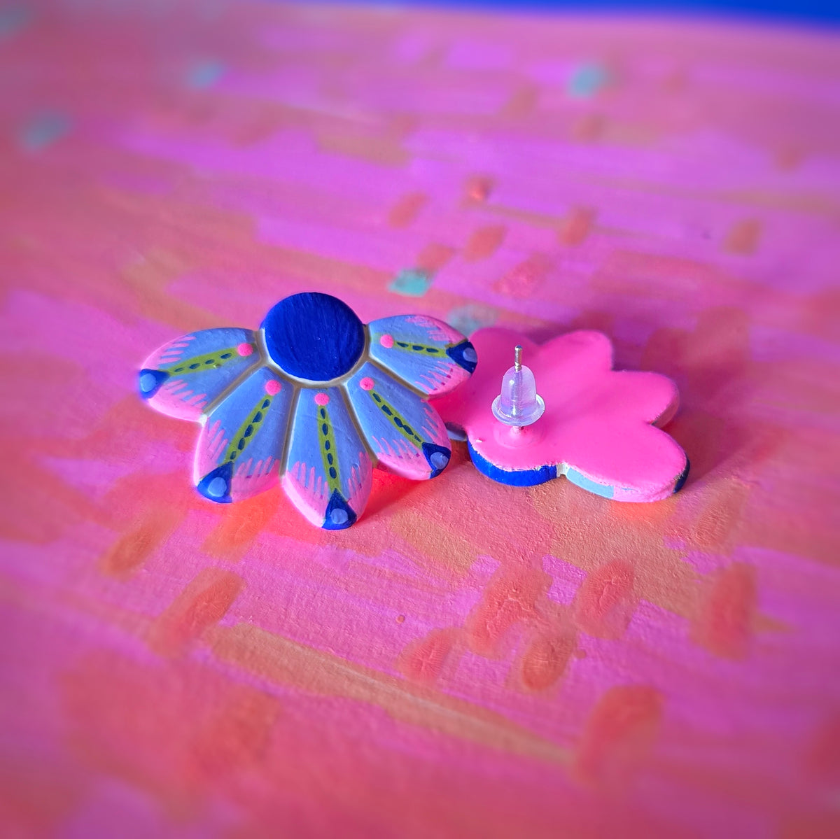 Boucles puces d'oreilles demies fleurs lilas