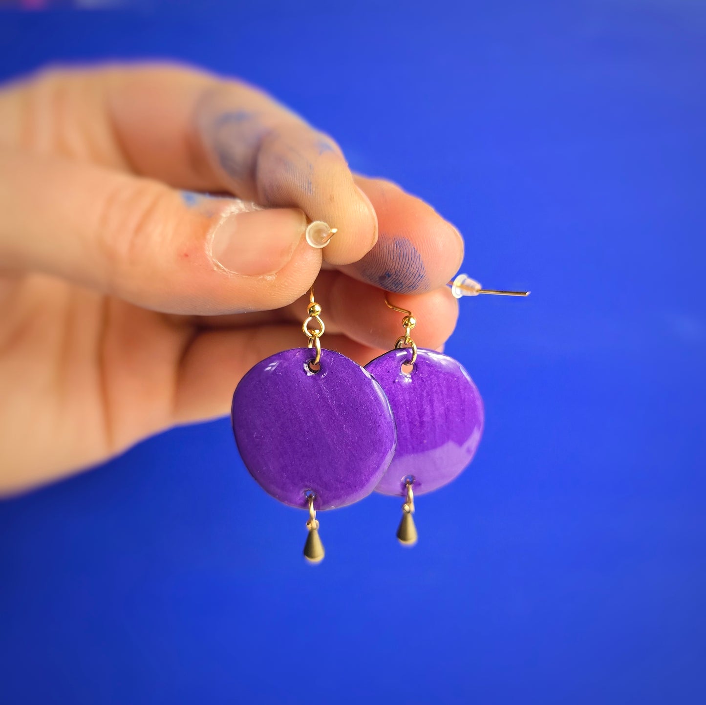 Boucles d'oreilles "Art" violet, rose, noir, blanc - aquarelle/acrylique - plaquage or 18k